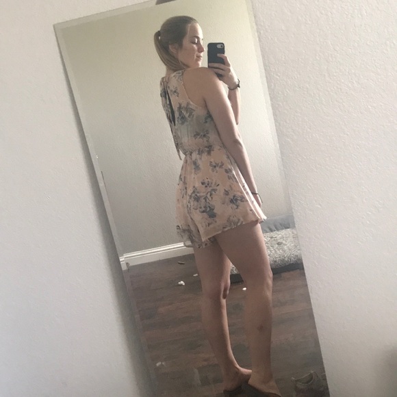 Adorable floral romper - Picture 6 of 7